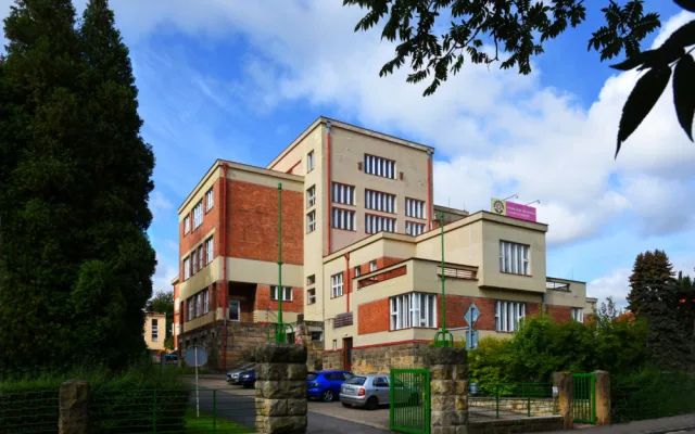 Zvířata v naší školní zoo museli místo studentů krmit tělocvikáři, říká ředitel SZAT Litomyšl