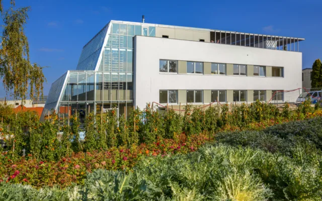 Zvířata v naší školní zoo museli místo studentů krmit tělocvikáři, říká ředitel SZAT Litomyšl