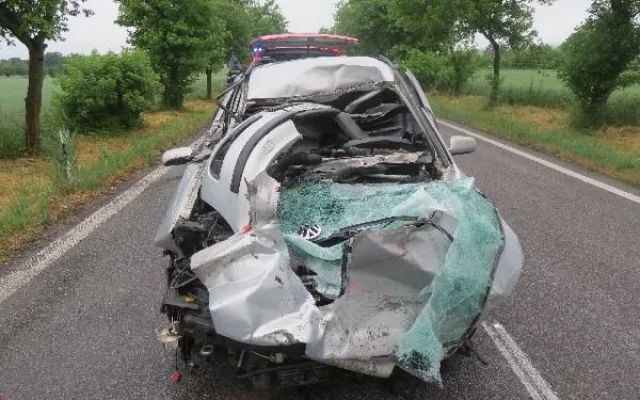 Řidič na Jičínsku skončil zaklíněný pod kamionem, zřejmě se nevěnoval řízení