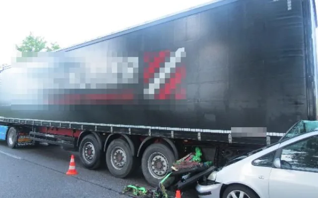Řidič na Jičínsku skončil zaklíněný pod kamionem, zřejmě se nevěnoval řízení