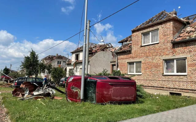 Kraj i Hradec Králové chystají podporu nejvíce zasaženým obcím na jižní Moravě. Na místo odjelo několik hasičů i policistů