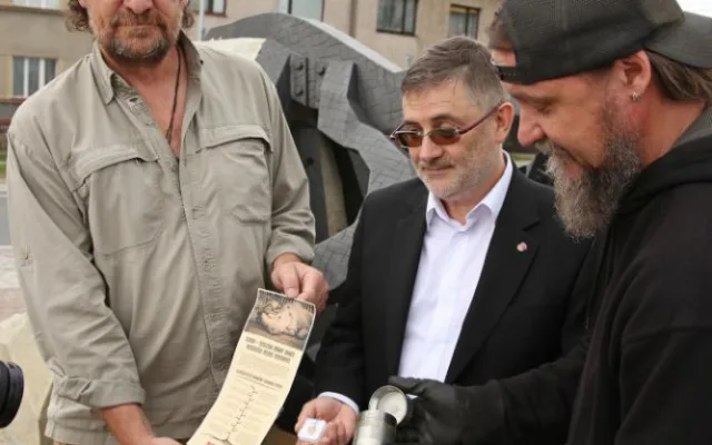 Sochu Sudána doplnilo pouzdro s jeho ostatky. Připomíná posledního žijícího samce tohoto druhu