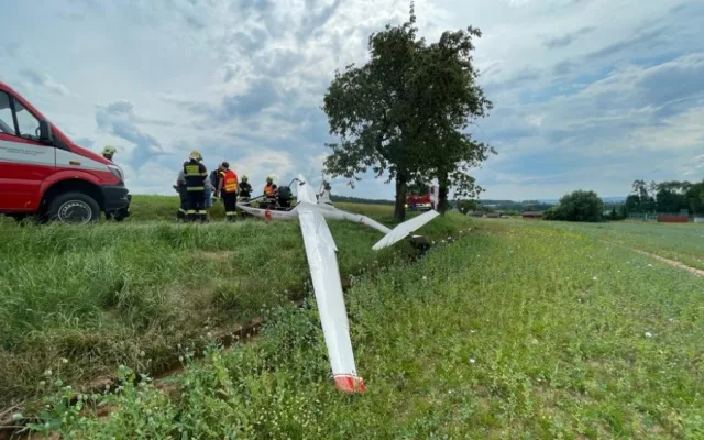 Na Náchodsku spadl kluzák, pilot vyvázl bez zranění