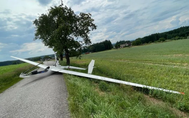 Na Náchodsku spadl kluzák, pilot vyvázl bez zranění