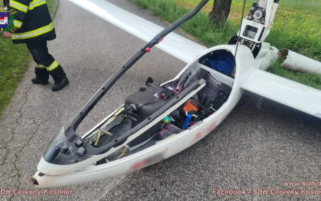 Na Náchodsku spadl kluzák, pilot vyvázl bez zranění
