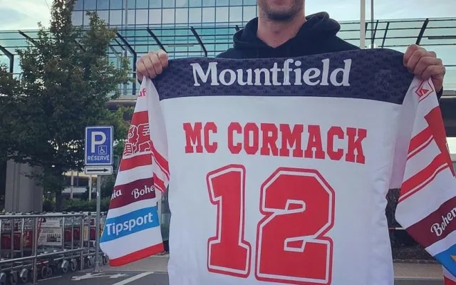 Jako první dorazil k týmu Graeme McCormack, který se dostal do Česka už v sobotu