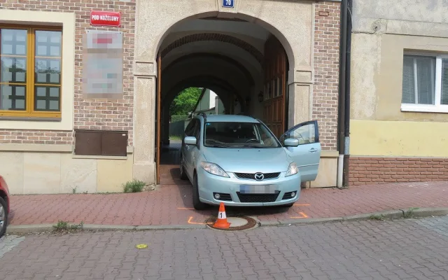 Chlapec skončil pod autem, policie hledá svědky nehody