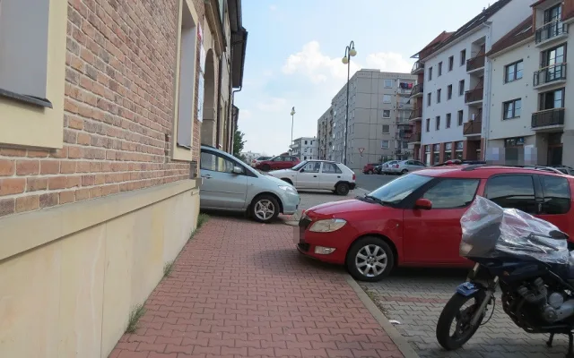Chlapec skončil pod autem, policie hledá svědky nehody