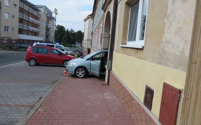 Chlapec skončil pod autem, policie hledá svědky nehody
