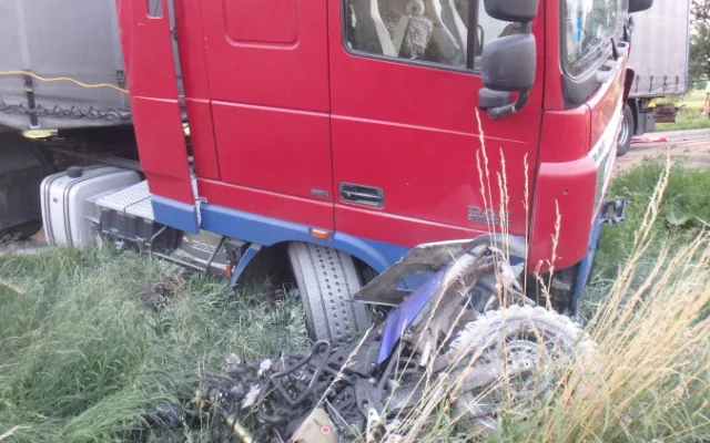 U Jaroměře se srazil motorkář s kamionem, řidič motorky nepřežil