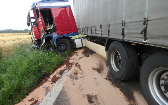 U Jaroměře se srazil motorkář s kamionem, řidič motorky nepřežil