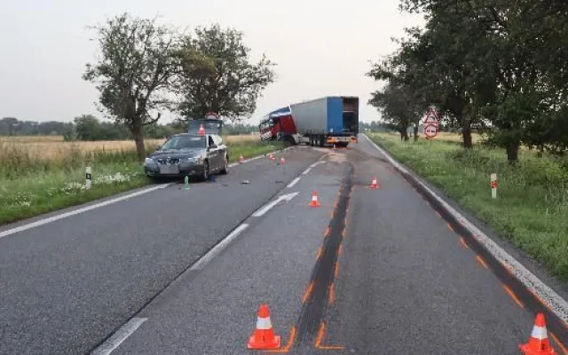 U Jaroměře se srazil motorkář s kamionem, řidič motorky nepřežil