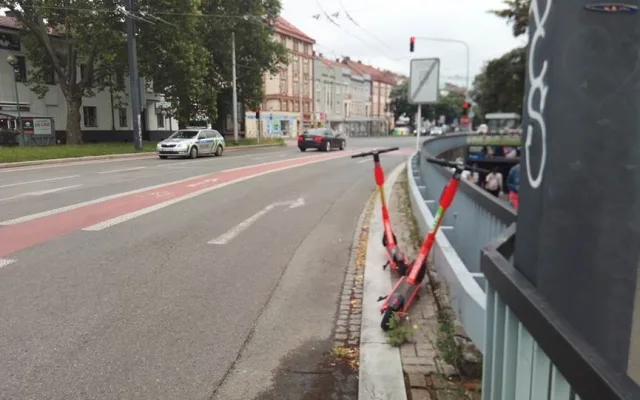 Koloběžky v řece i v silnici. Koloběžková válka v Hradci pokračuje