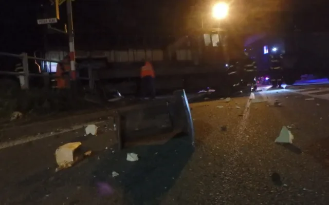 V Rychnově se srazil vlak s kamionem, nehoda zablokovala trať i silnici