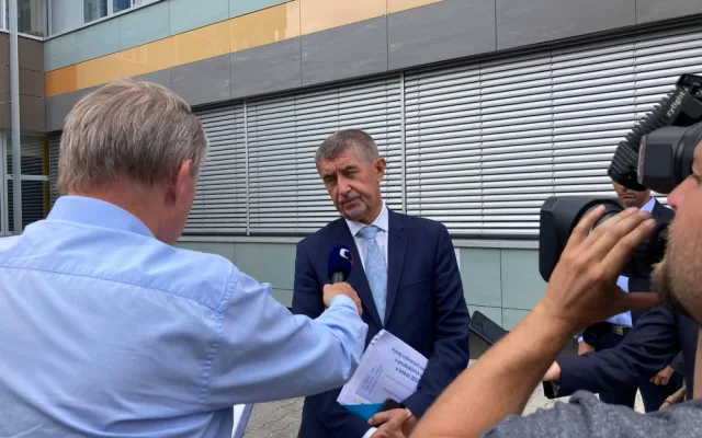 Andrej Babiš s ministry navštívil hradecký kraj. Bez přítomnosti veřejnosti nahlédl do několika nemocnic