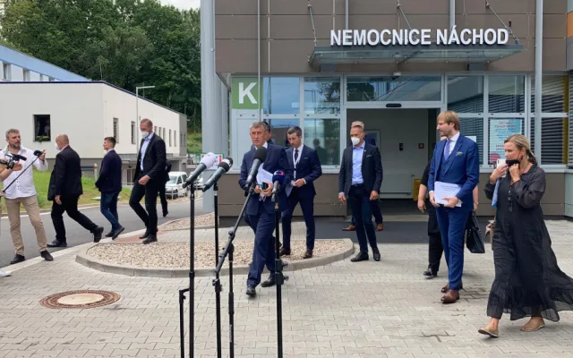 Andrej Babiš s ministry navštívil hradecký kraj. Bez přítomnosti veřejnosti nahlédl do několika nemocnic