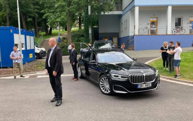Andrej Babiš s ministry navštívil hradecký kraj. Bez přítomnosti veřejnosti nahlédl do několika nemocnic