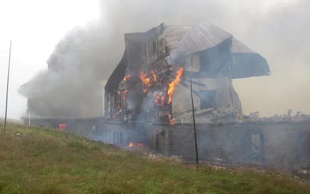 Před deseti lety vyhořela Petrova bouda v Krkonoších