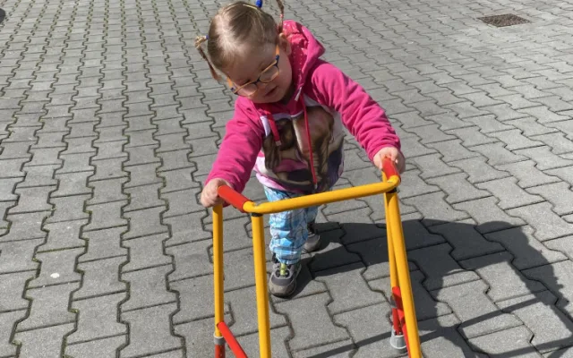 Rozštěp páteře změnil malé Michalce život. Věříme, že jednou protančí střevíce, říkají rodiče