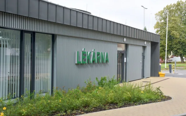 Nemocnice v Jičíně má nový vjezd a lékárnu. Ta doposud nemocnici chyběla
