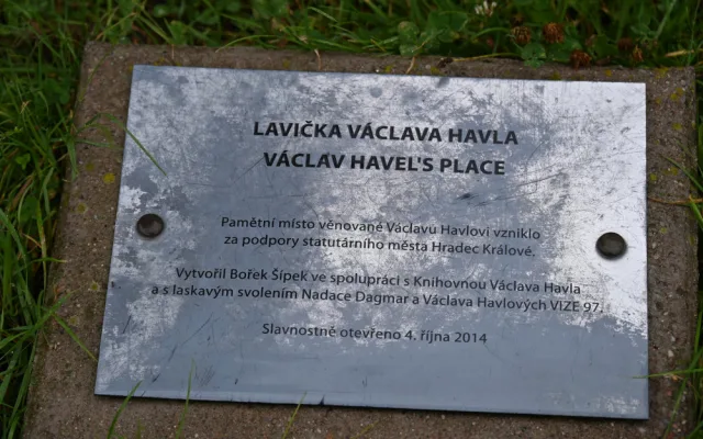 Lavička Václava Havla je zpět před hradeckou knihovnou. Nově ji bude hlídat kamera