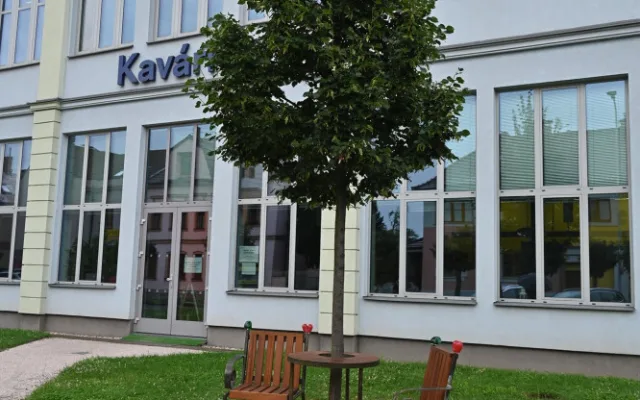 Lavička Václava Havla je zpět před hradeckou knihovnou. Nově ji bude hlídat kamera