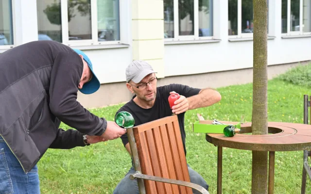Lavička Václava Havla je zpět před hradeckou knihovnou. Nově ji bude hlídat kamera