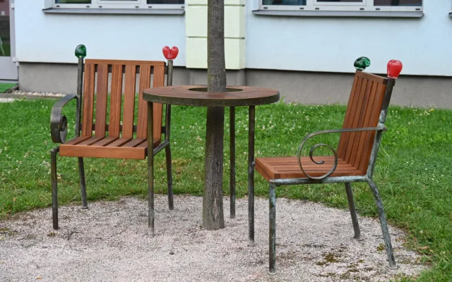 Lavička Václava Havla je zpět před hradeckou knihovnou. Nově ji bude hlídat kamera