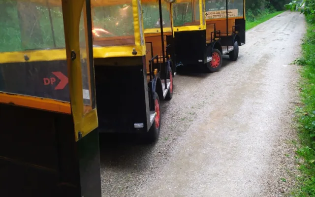 V Hradci Králové boural výletní vláček. Čtyři lidé lehce zraněni