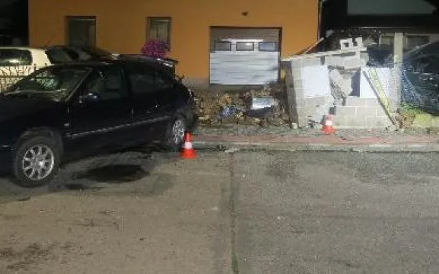Po nehodě řidič utekl. V nabouraném vozu nechal šest zraněných spolujezdců