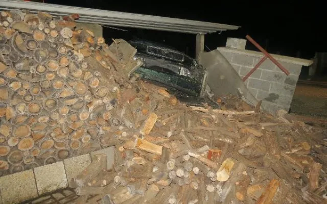 Po nehodě řidič utekl. V nabouraném vozu nechal šest zraněných spolujezdců