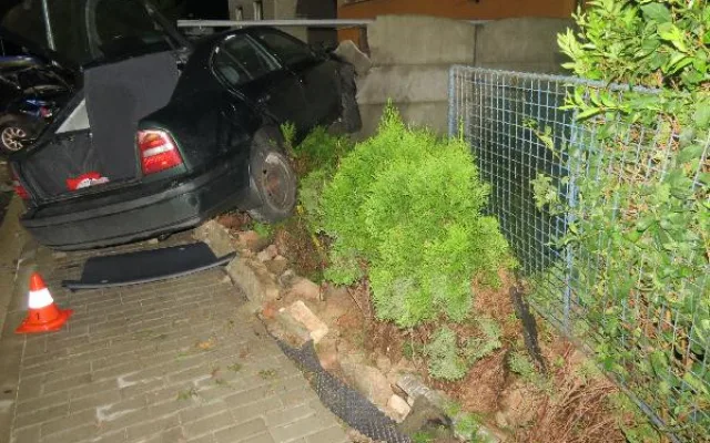 Po nehodě řidič utekl. V nabouraném vozu nechal šest zraněných spolujezdců