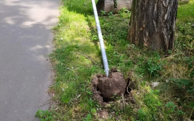 V Hořicích řádí vandalové. Nejdřív zdemolovali cyklostezku, teď sochu na Gothardu