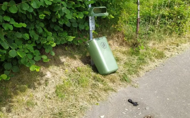 V Hořicích řádí vandalové. Nejdřív zdemolovali cyklostezku, teď sochu na Gothardu