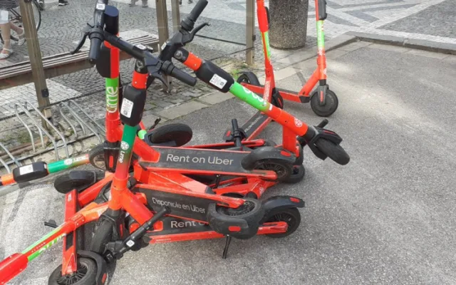 Město chce dodatečně regulovat elektrokoloběžky, schválilo dohodu s provozovateli
