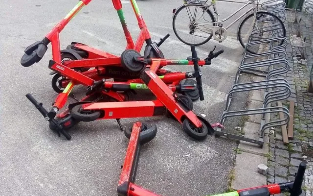 Město chce dodatečně regulovat elektrokoloběžky, schválilo dohodu s provozovateli