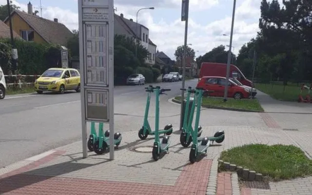 Město chce dodatečně regulovat elektrokoloběžky, schválilo dohodu s provozovateli