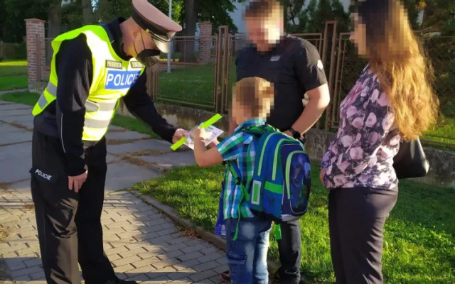 Policisté dnes hlídkovali na přechodech a informovali, jak bezpečně přecházet