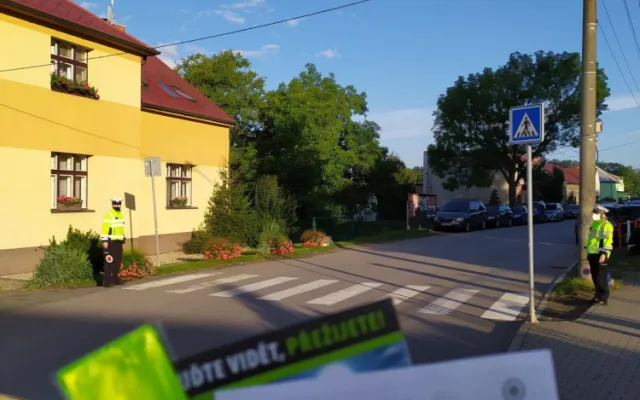 Policisté dnes hlídkovali na přechodech a informovali, jak bezpečně přecházet