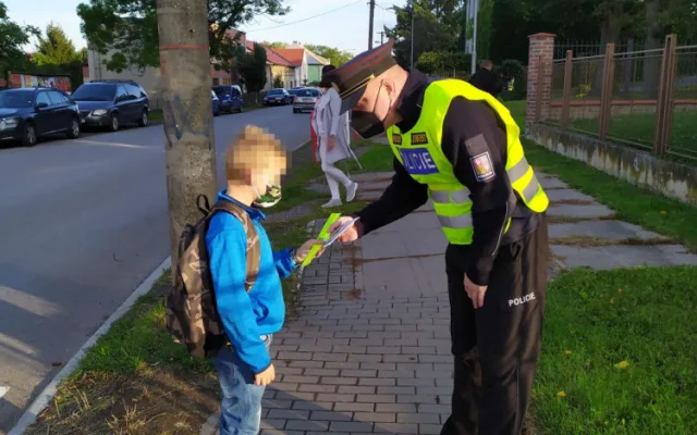 Policisté dnes hlídkovali na přechodech a informovali, jak bezpečně přecházet