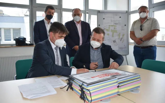 Začala stavba nového parkovacího domu v areálu náchodské nemocnice
