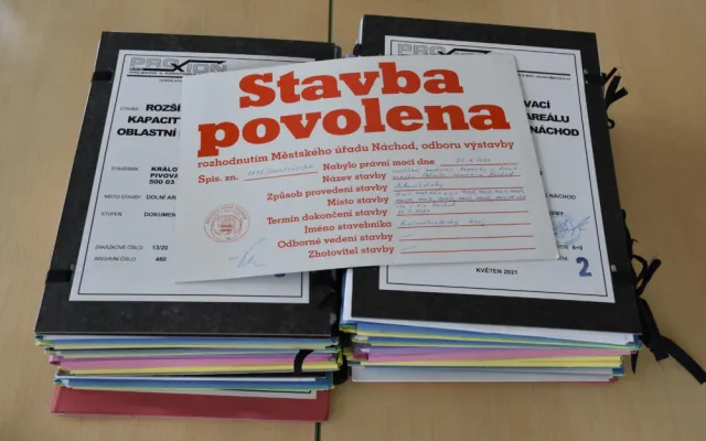 Začala stavba nového parkovacího domu v areálu náchodské nemocnice