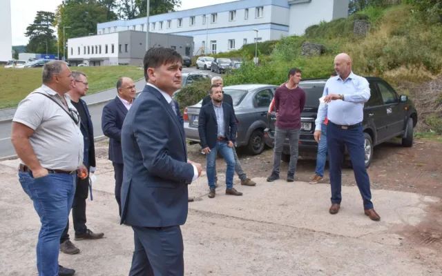 Začala stavba nového parkovacího domu v areálu náchodské nemocnice