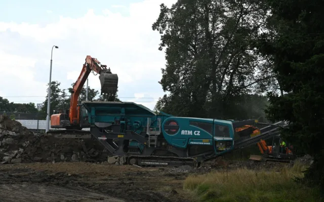 Fotbalový stadion v Hradci Králové mizí před očima. První lízátko půjde k zemi příští týden