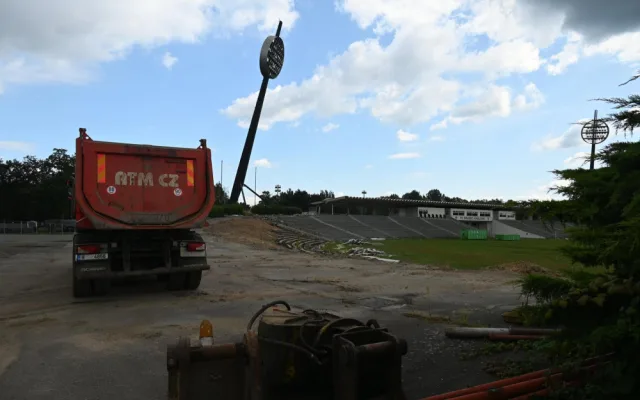FOTO: Fotbalový stadion v Hradci Králové mizí před očima. První lízátko půjde k zemi příští týden