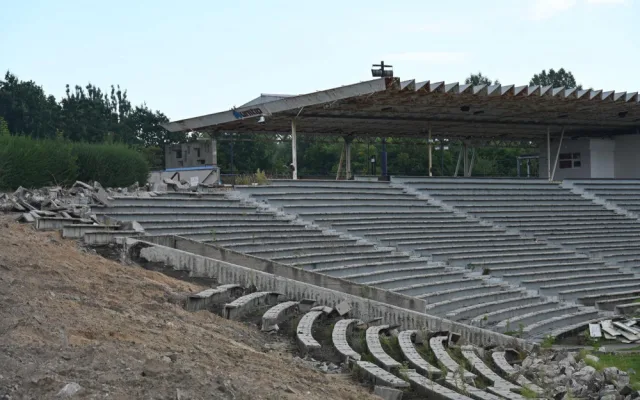 FOTO: Fotbalový stadion v Hradci Králové mizí před očima. První lízátko půjde k zemi příští týden