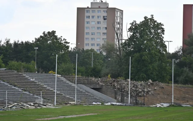 FOTO: Fotbalový stadion v Hradci Králové mizí před očima. První lízátko půjde k zemi příští týden