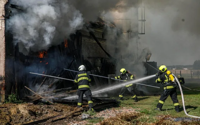 V hradeckých Kulenách hořel statek. Odhadovaná škoda je přes dva miliony korun