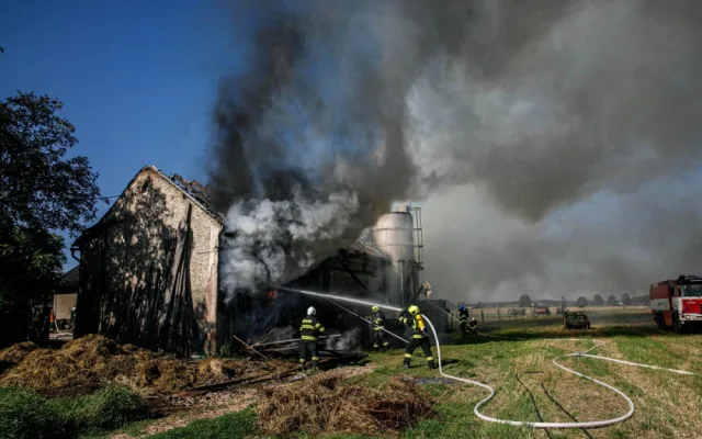 V hradeckých Kulenách hořel statek. Odhadovaná škoda je přes dva miliony korun