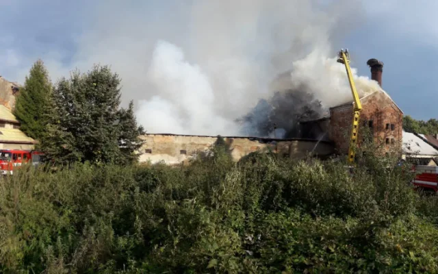 V Chlumci nad Cidlinou hoří opuštěné objekty v areálu bývalého Dřevotvaru